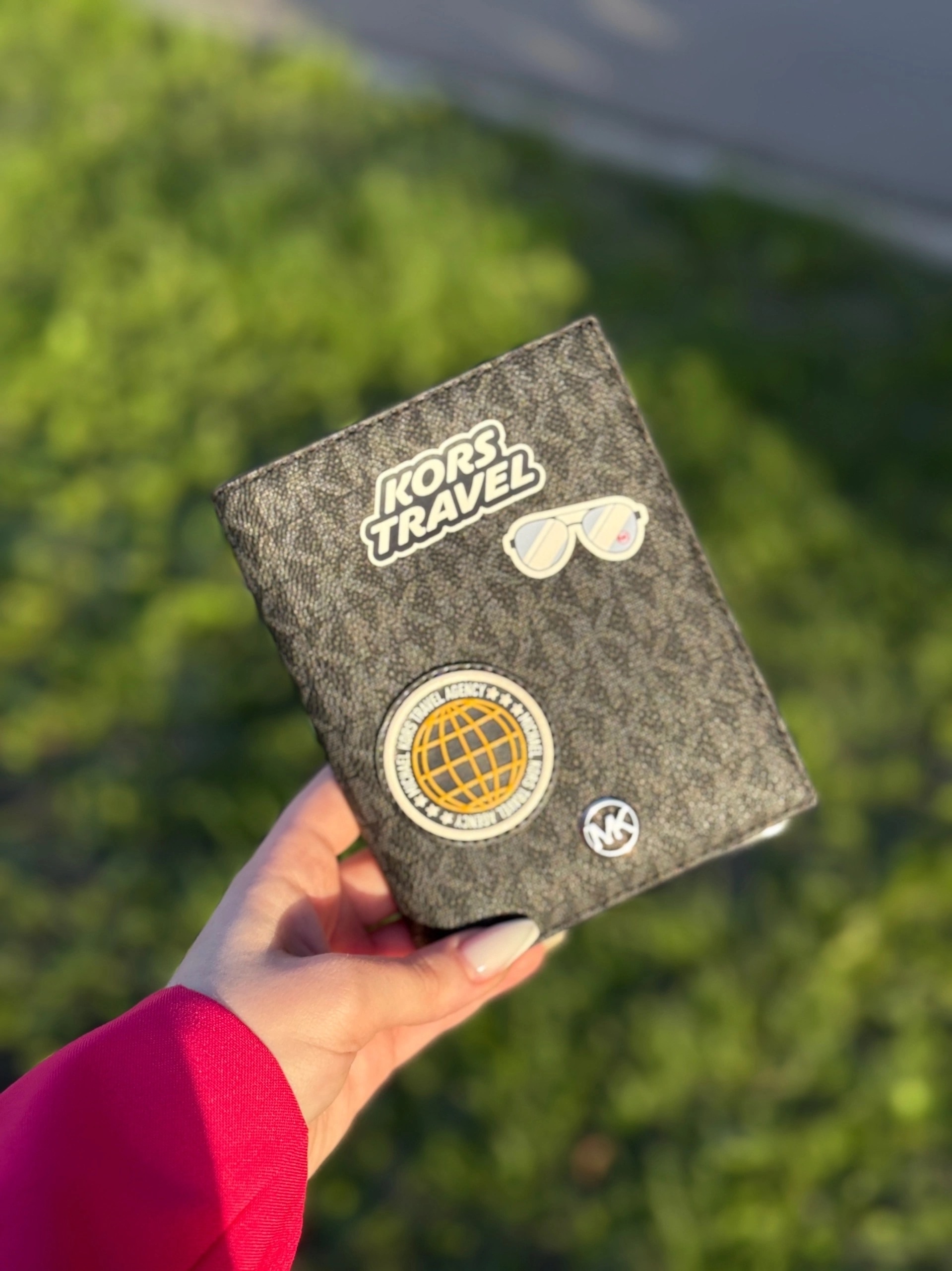 обложка для паспорта Michael Kors Travel Patches Passport Case